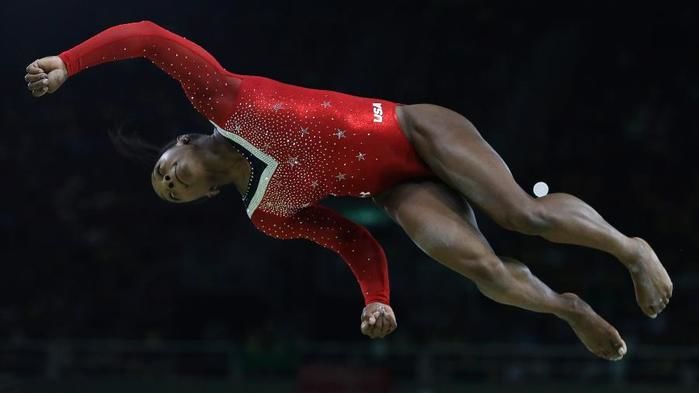 Norte-americana Simone Biles durante apresentação nas traves (Crédito: AP)