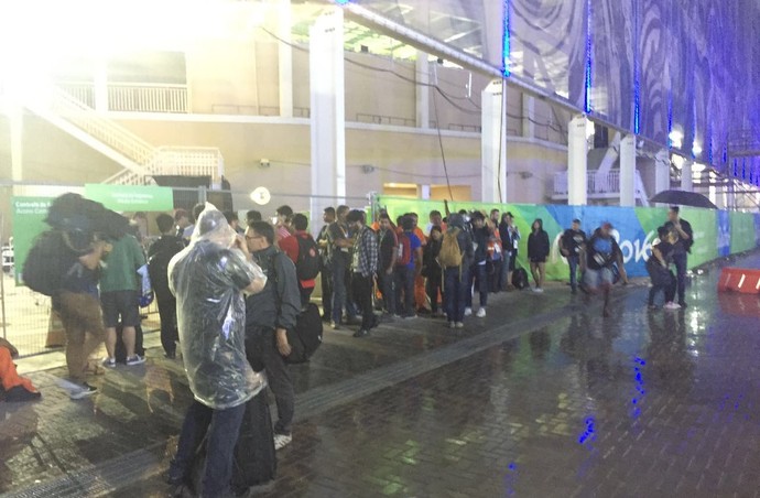 Estádio Aquático foi evacuado (Crédito: Matheus Tibúrcio)