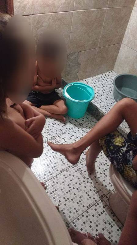 Criança dorme em laje para se abrigar dos tiros no morro do Alemão (Crédito: Reprodução)
