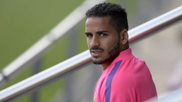 No Barcelona, Douglas pode ser trocado por jogador de basquete (Crédito: Reprodução)