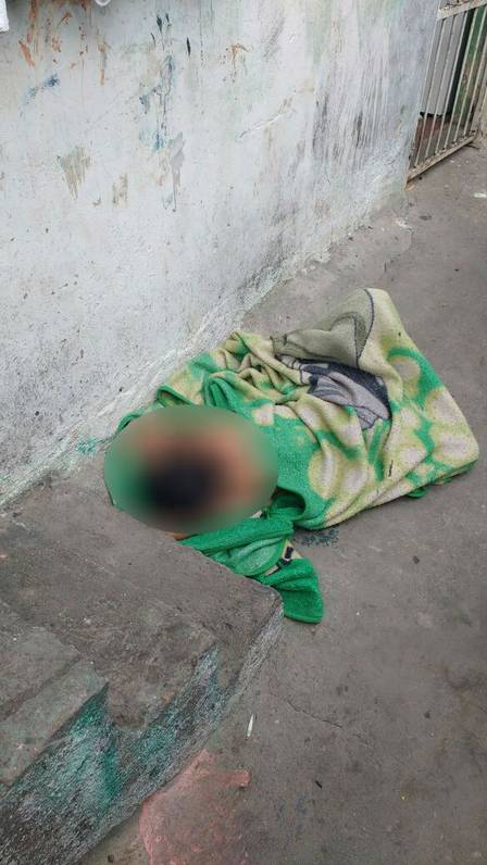 Criança dorme em laje para se abrigar dos tiros no morro do Alemão (Crédito: Reprodução)