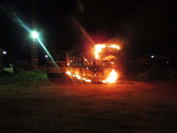 Em Pendências, ônibus foi totalmente destruído pelas chamas