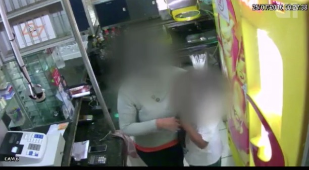 Criança fica com medo da ação e abraça a mãe (Crédito: Reprodução)