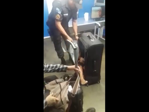 Policial encontra criança dentro de mala (Crédito: Reprodução)