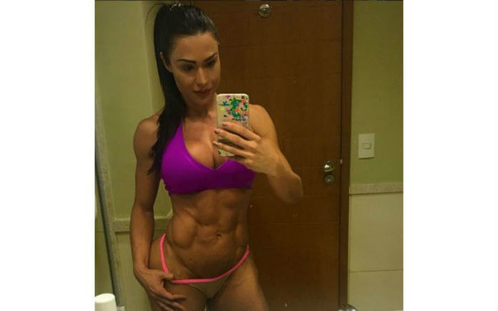 Gracyanne Barbosa quase mostra demais