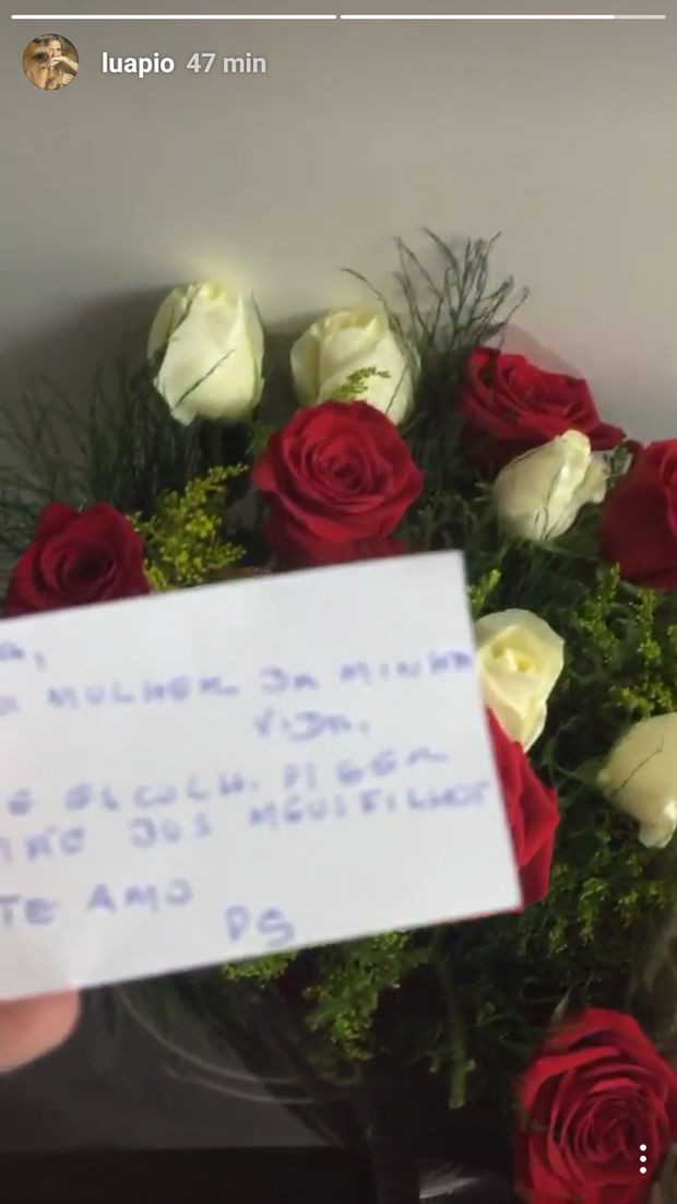 Luana Piovani recebe flores de Pedro Scooby e posta vídeo na web (Crédito: Reprodução)