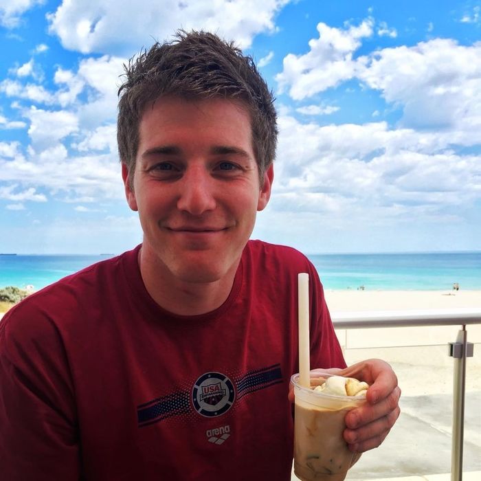 Justiça suspende multa de R$ 35 mil para James Feigen