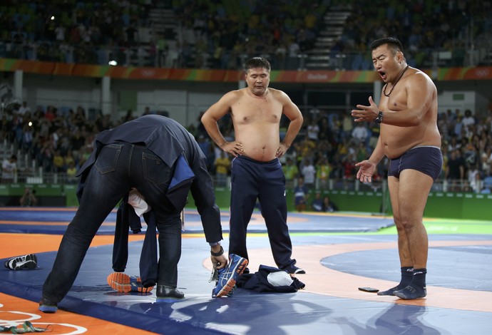 Técnicos tiraram a roupa (Crédito: Reprodução)