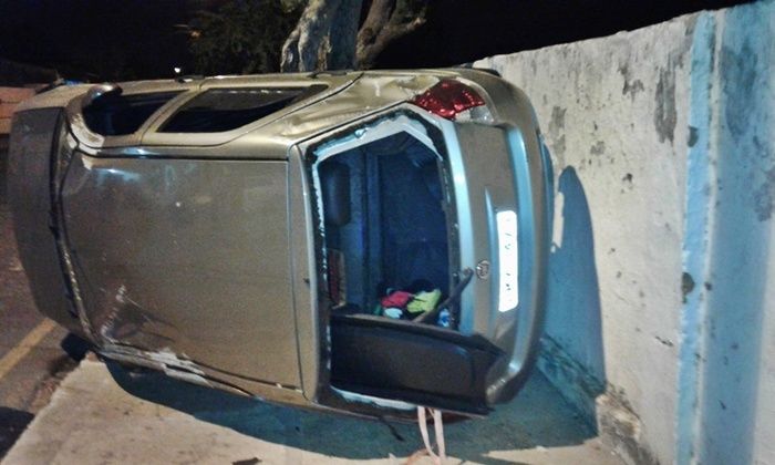 Veículo atingido a tiros (Crédito: Folha de Parnaíba)