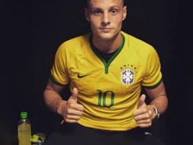 Após provocar torcida, jogador alemão pede desculpas no Instagram