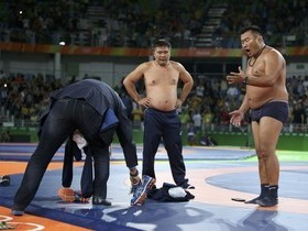 Irritados com árbitro,técnicos tiram a roupa em decisão na Rio-2016