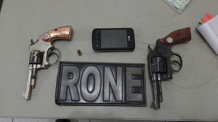 Armas encontradas com a dupla (Crédito: Divulgação)