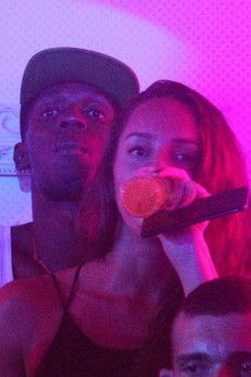 Bolt beija muito em boate na sua última noite no Rio (Crédito: Reprodução)