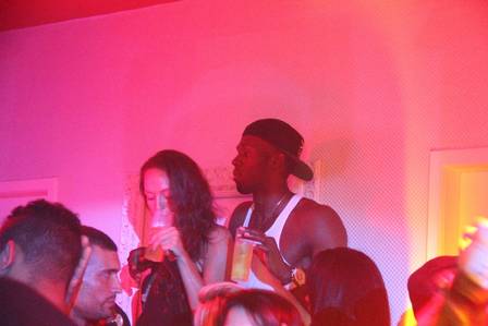 Bolt beija muito em boate na sua última noite no Rio (Crédito: Reprodução)