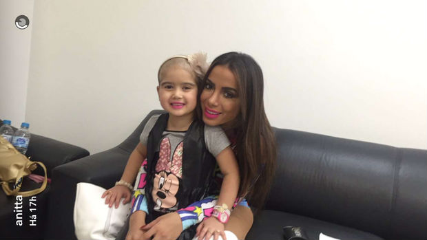 Anitta faz surpresa para fã com câncer durante show em Minas Gerais (Crédito: Reprodução)