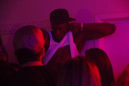 Bolt beija muito em boate na sua última noite no Rio (Crédito: Reprodução)