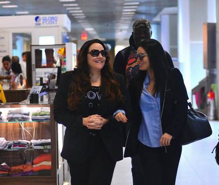 Ana Carolina e Letícia Lima andam de braços dados em aeroporto (Crédito: Reprodução)