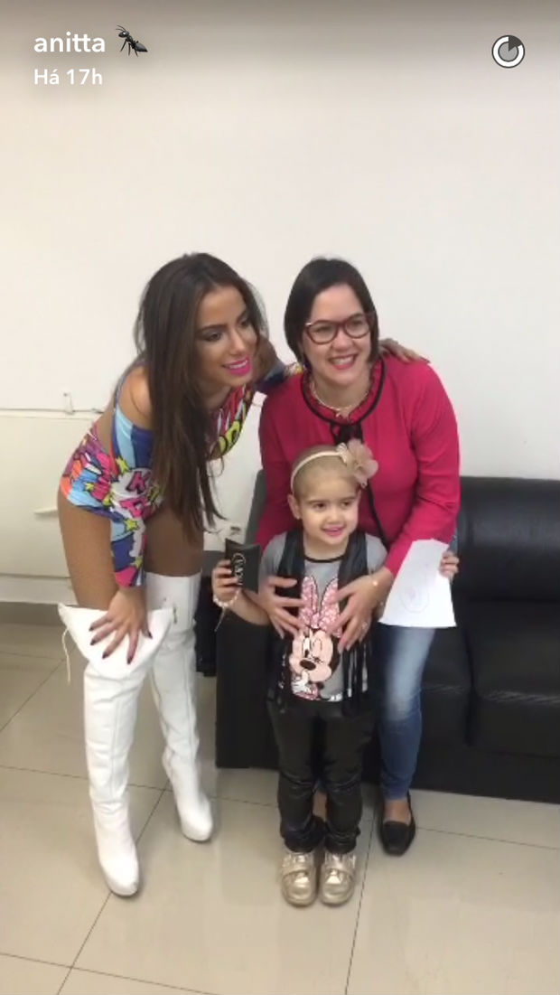 Anitta faz surpresa para fã com câncer durante show em Minas Gerais (Crédito: Reprodução)