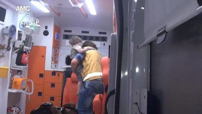Menino sírio sendo resgatado (Crédito: Reprodução)