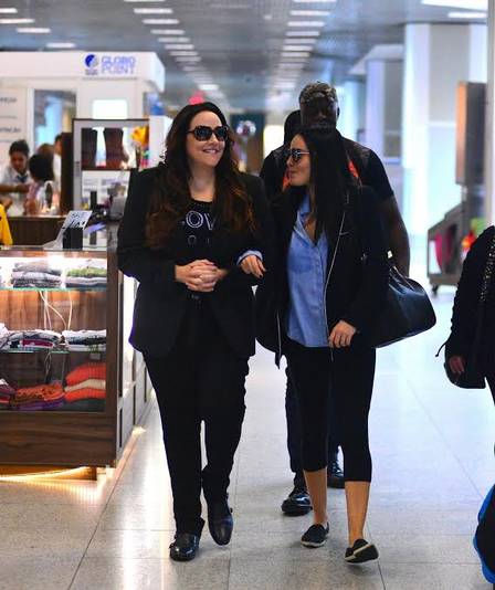 Ana Carolina e Letícia Lima andam de braços dados em aeroporto (Crédito: Reprodução)
