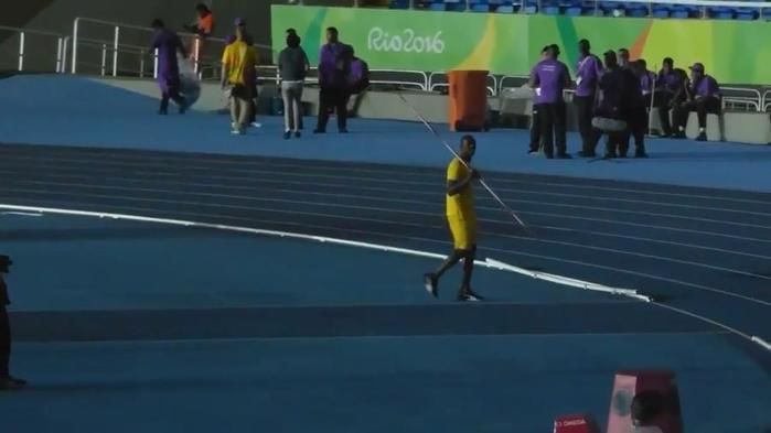 Jamaicano atingiu 56 m em arremesso, melhor que 12 marcas da modalidade no decatlo da Rio-2016 (Crédito: Reprodução)