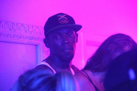 Bolt beija muito em boate na sua última noite no Rio (Crédito: Reprodução)