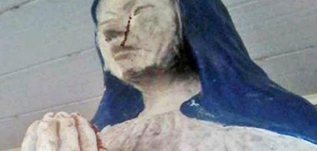 Santa chora sangue e atrai vários fieis