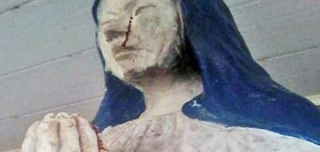 Santa chora sangue e atrai vários fieis