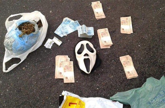 Máscara encontrada com a dupla (Crédito: Divulgação)