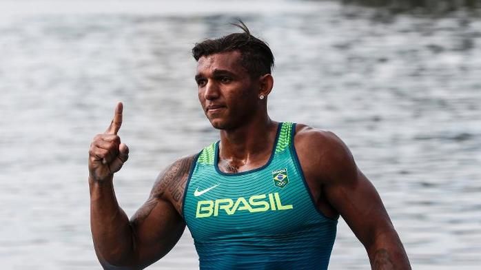 Isaquias Queiroz comemora medalha de prata na C1 1.000m na Rio-2016 (Crédito: UOL)