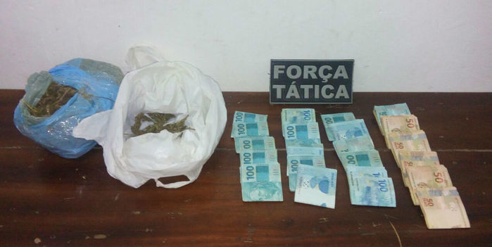 Maconha e dinheiro apreendido com os dois (Crédito: Divulgação)