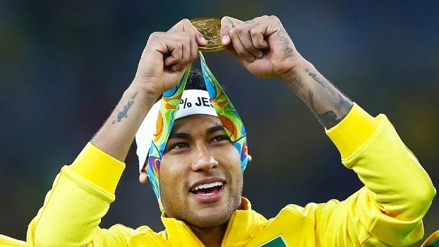Neymar com a medalha de ouro conquistada no futebol, no último sábado (Crédito: Getty)