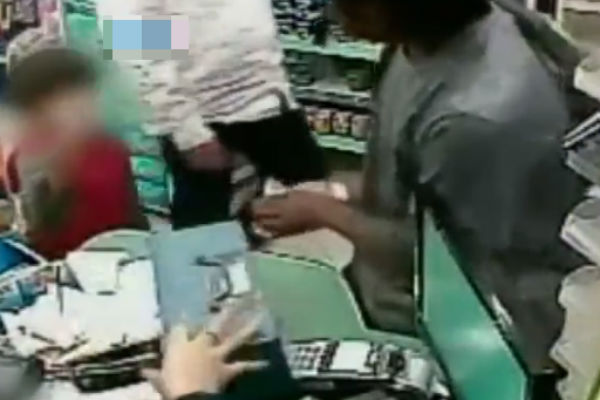 Criança devolve dinheiro para ladrão durante assalto (Crédito: Reprodução)
