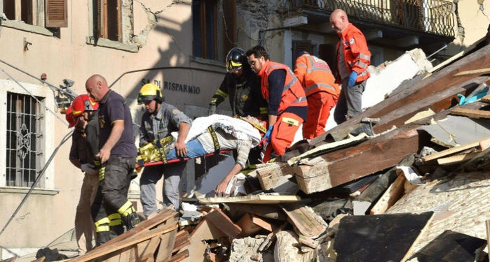 Equipe de resgate retira um homem que ficou soterrado nos escombros (Crédito: AFP)