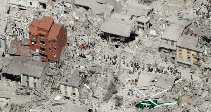 Imagem aérea mostra os edifícios danificados na parte histórica da cidade de Amatrice, região central da Itália (Crédito: Gregorio Borgio/AP)