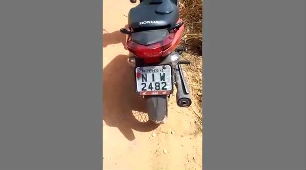 Moto modelo Biz recuperada pela polícia (Crédito: Rede Meio Norte)