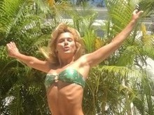 Carolina Dieckmann exibe barriga seca em foto só de biquíni