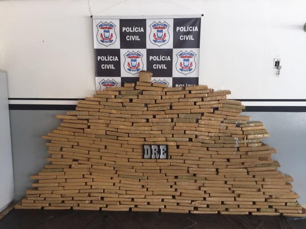 Motorista foi preso com 215 kg de maconha (Crédito: Divulgação/ Polícia)