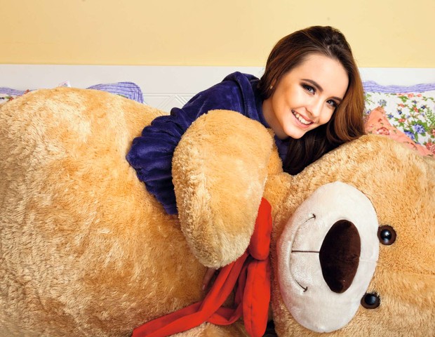 Atriz mostra o urso que ganhou do namorado João Guilherme