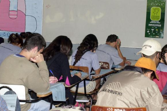 Pesquisa constatou que 87,3% dos alunos do 9º ano receberam informações, na escola, sobre doenças sexualmente transmissíveis (DSTs) e Aids (Crédito: EBC)