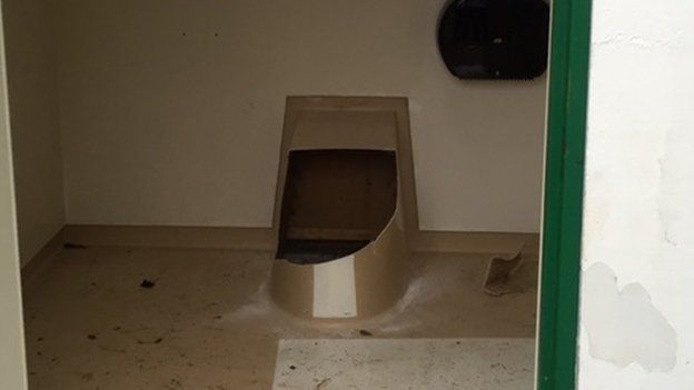 Vaso sanitário teve que ser quebrado