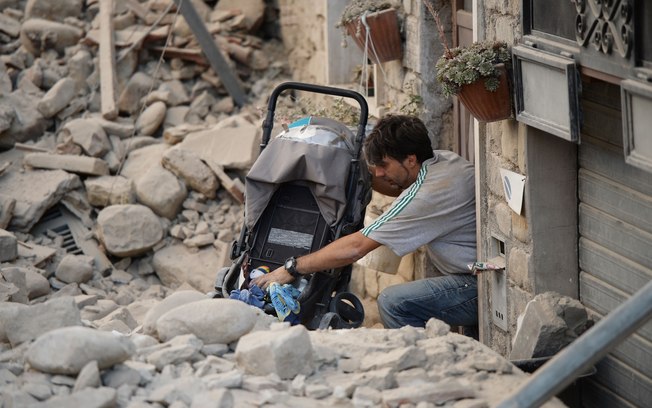 Moradores de Amatrice ficaram amontoados (Crédito: Estadão)