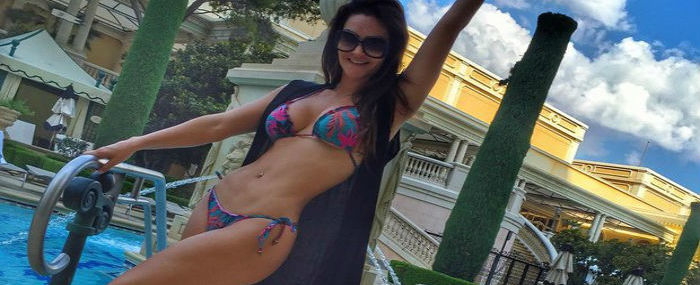 Em Las Vegas, Laura Keller posa sensual e exibe corpão em forma