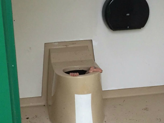 Jovem ficou entalado em vaso sanitário