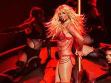 Repaginada, Britney Spears retoma a carreira no álbum