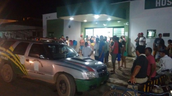 Aglomeração de populares em frente ao hospital de Esperantina (Crédito: RevistaAZ)