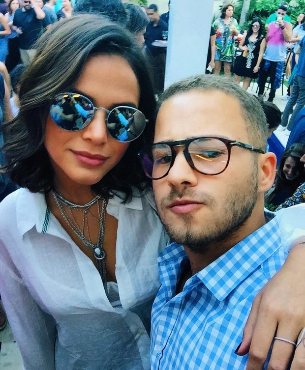 Bruna Marquezine ao lado de Victor Oliveira