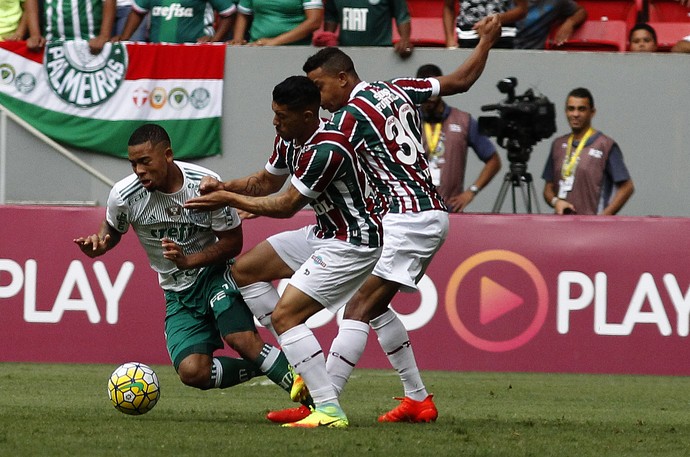 Gabriel Jesus disputada jogada com Cicero e Douglas (Crédito: Fluminense FC)