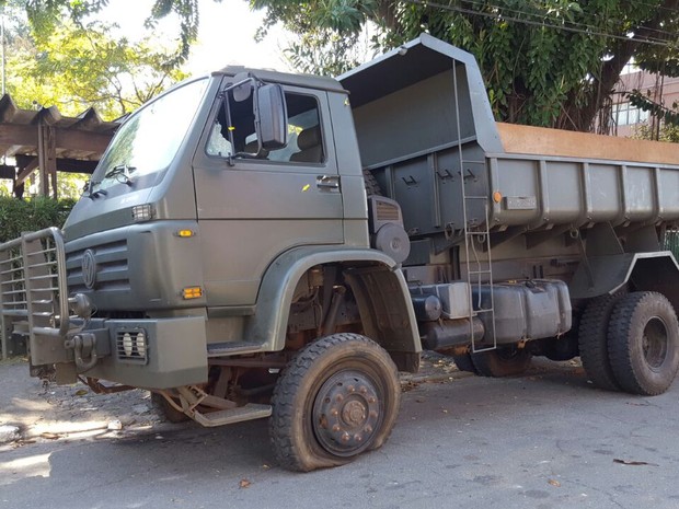 Dois militares estavam no veículo detido na região (Crédito: Reprodução)