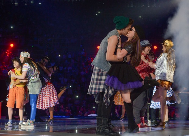 Larissa Manoela e João Guilherme se beijam durante show em SP